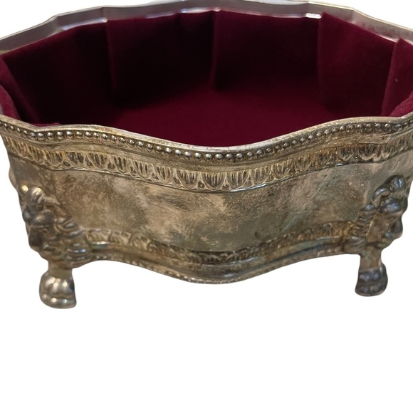 Vintage Silver Plate Footed Hinged Trinket Box With Royal Crest Lid Lion's Head - Picture 9 of 10